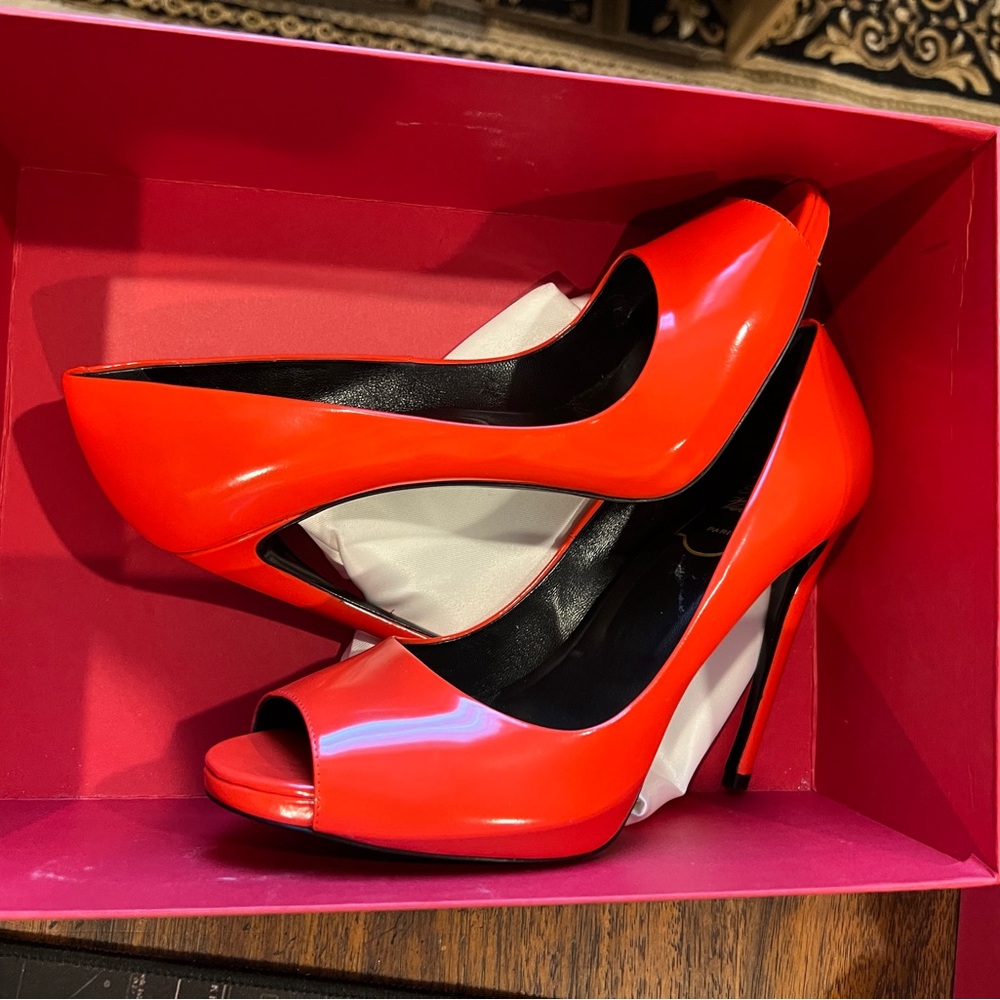Roger Vivier Leather Perp-Toe Pumps